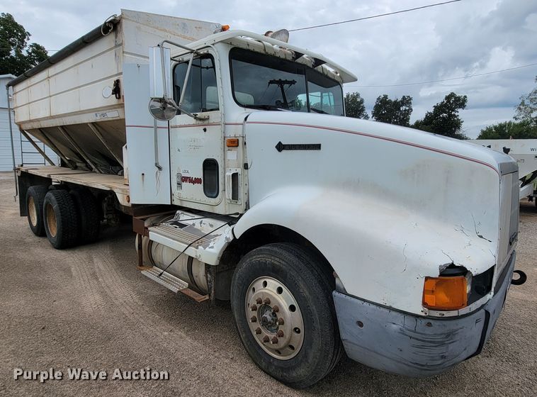 image for item KD9492 1994 International 9400  fertilizer delivery truck