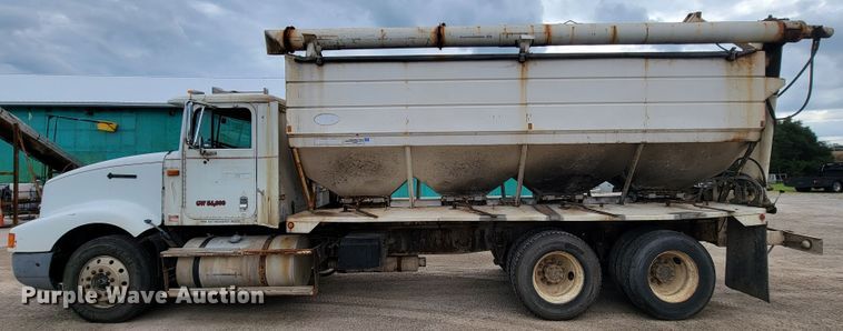 image for item KD9492 1994 International 9400  fertilizer delivery truck