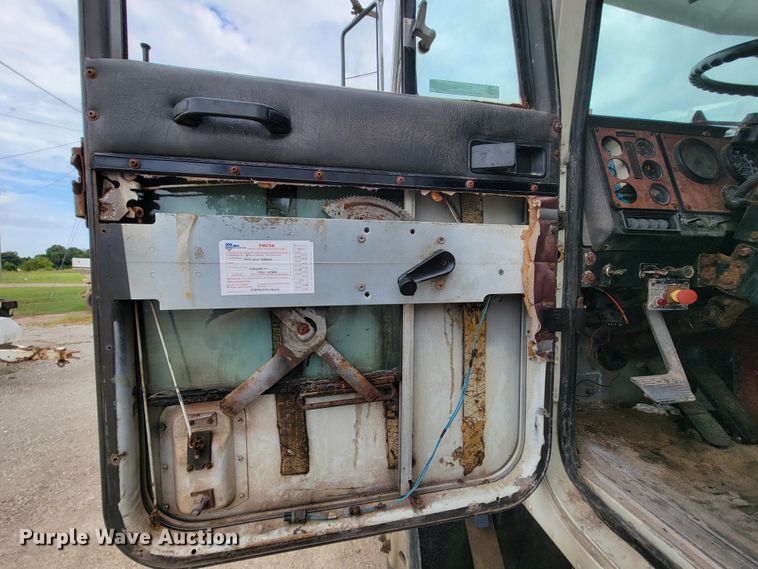 image for item KD9492 1994 International 9400  fertilizer delivery truck