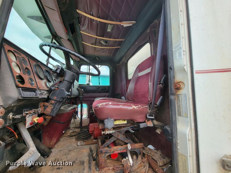 image for item KD9492 1994 International 9400  fertilizer delivery truck