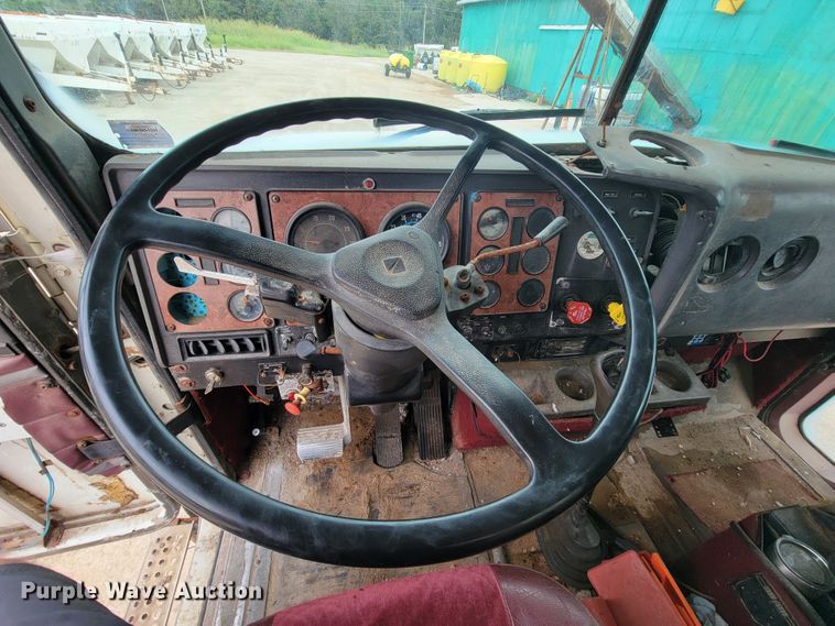 image for item KD9492 1994 International 9400  fertilizer delivery truck