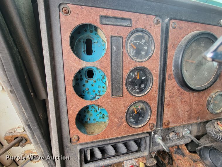 image for item KD9492 1994 International 9400  fertilizer delivery truck