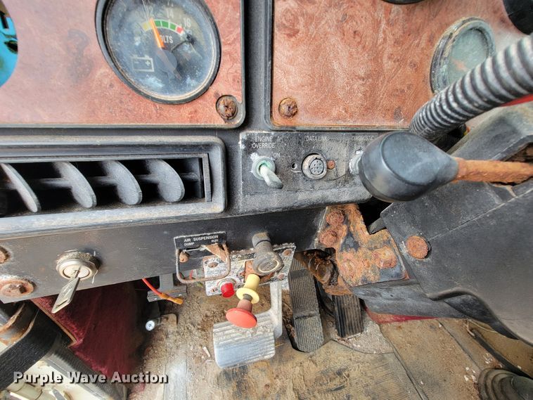 image for item KD9492 1994 International 9400  fertilizer delivery truck