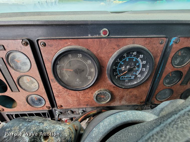 image for item KD9492 1994 International 9400  fertilizer delivery truck