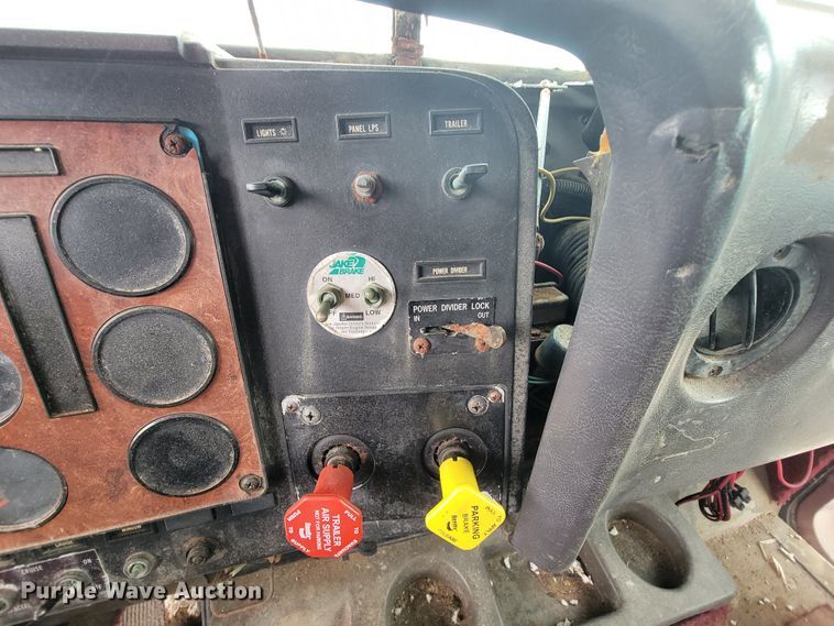 image for item KD9492 1994 International 9400  fertilizer delivery truck