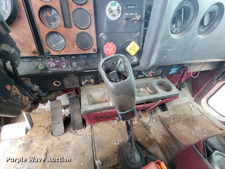 image for item KD9492 1994 International 9400  fertilizer delivery truck