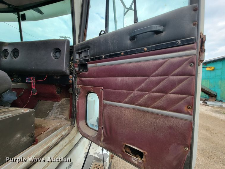 image for item KD9492 1994 International 9400  fertilizer delivery truck