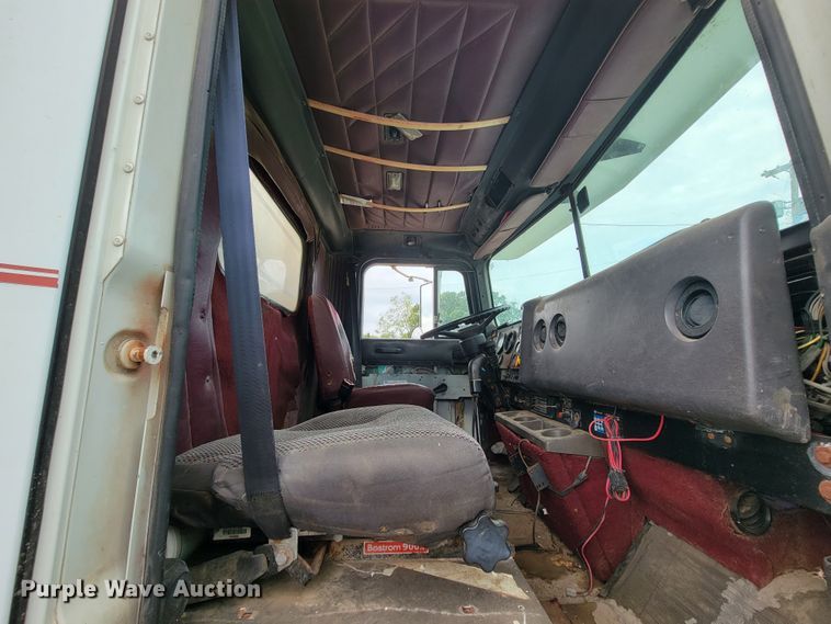 image for item KD9492 1994 International 9400  fertilizer delivery truck