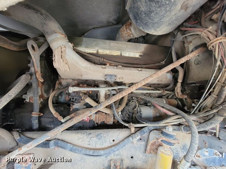 image for item KD9492 1994 International 9400  fertilizer delivery truck