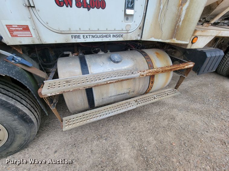 image for item KD9492 1994 International 9400  fertilizer delivery truck