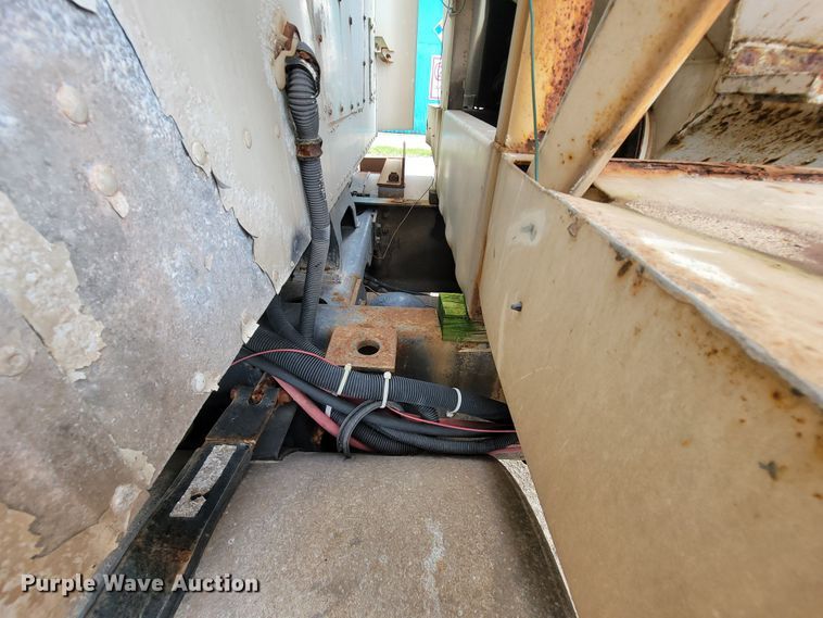 image for item KD9492 1994 International 9400  fertilizer delivery truck