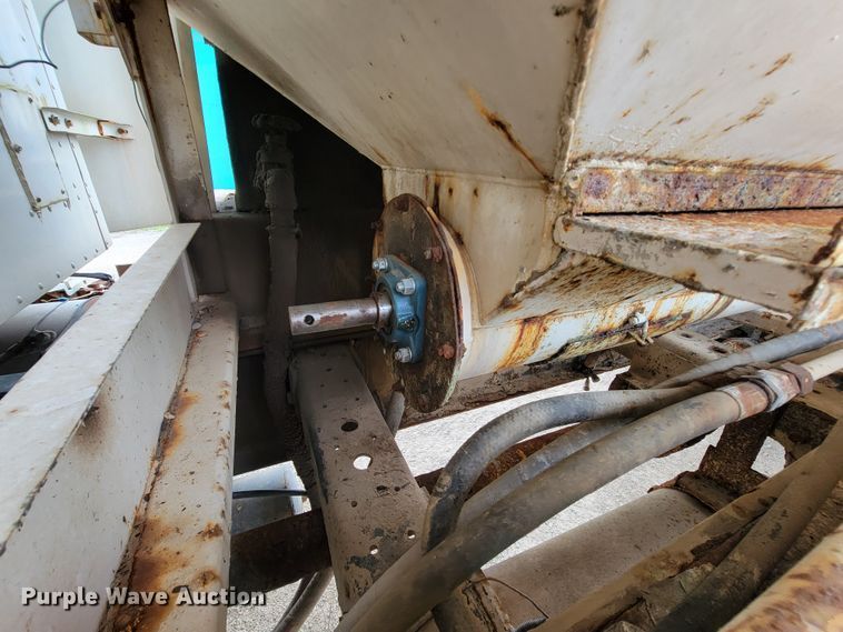 image for item KD9492 1994 International 9400  fertilizer delivery truck