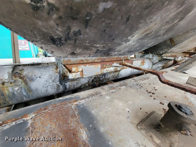 image for item KD9492 1994 International 9400  fertilizer delivery truck