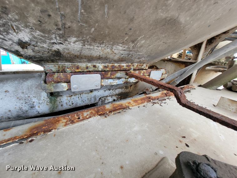 image for item KD9492 1994 International 9400  fertilizer delivery truck