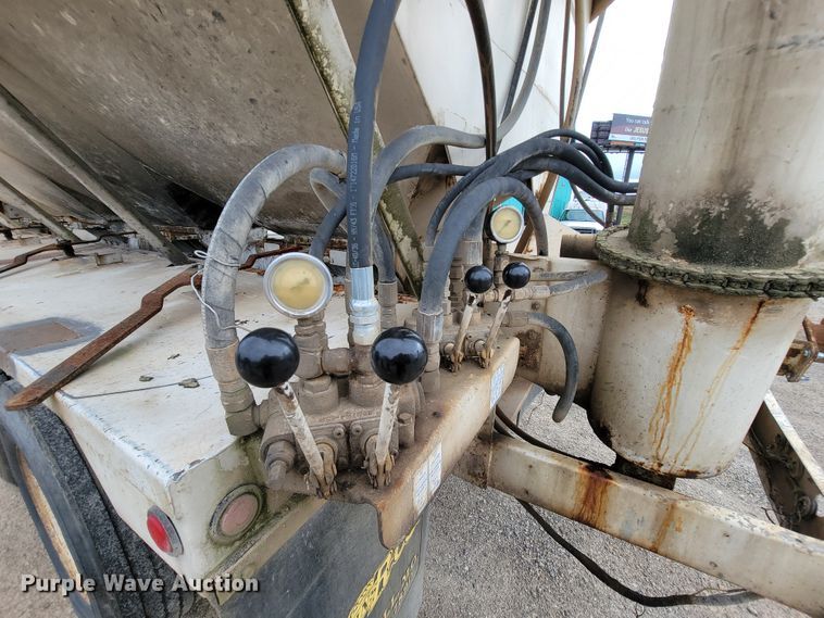 image for item KD9492 1994 International 9400  fertilizer delivery truck