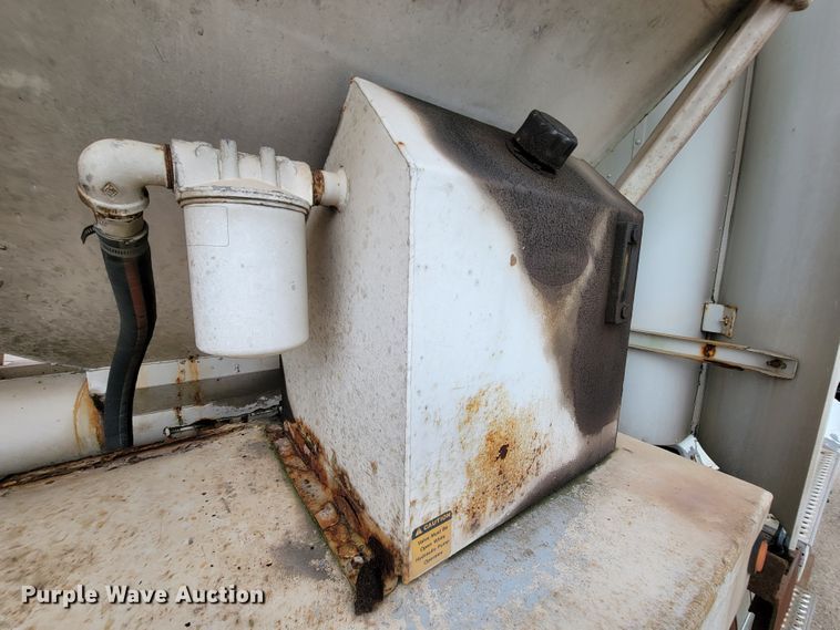 image for item KD9492 1994 International 9400  fertilizer delivery truck