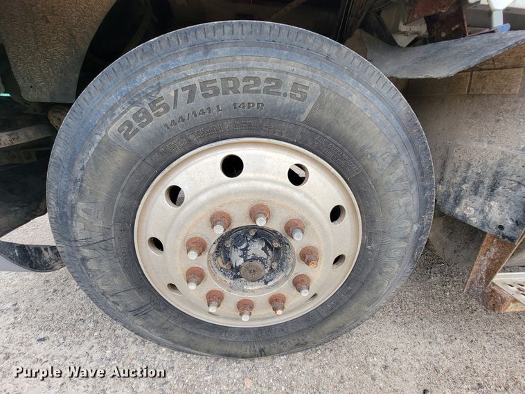 image for item KD9492 1994 International 9400  fertilizer delivery truck