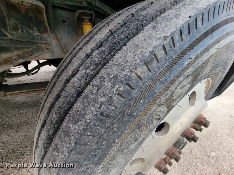 image for item KD9492 1994 International 9400  fertilizer delivery truck