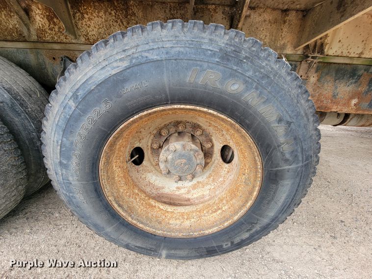 image for item KD9492 1994 International 9400  fertilizer delivery truck