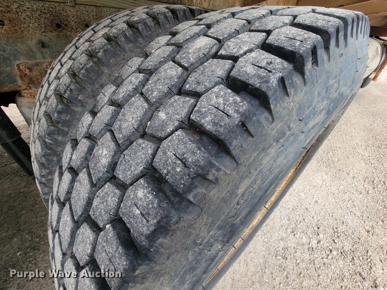 image for item KD9492 1994 International 9400  fertilizer delivery truck