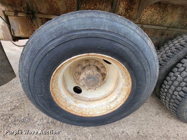 image for item KD9492 1994 International 9400  fertilizer delivery truck