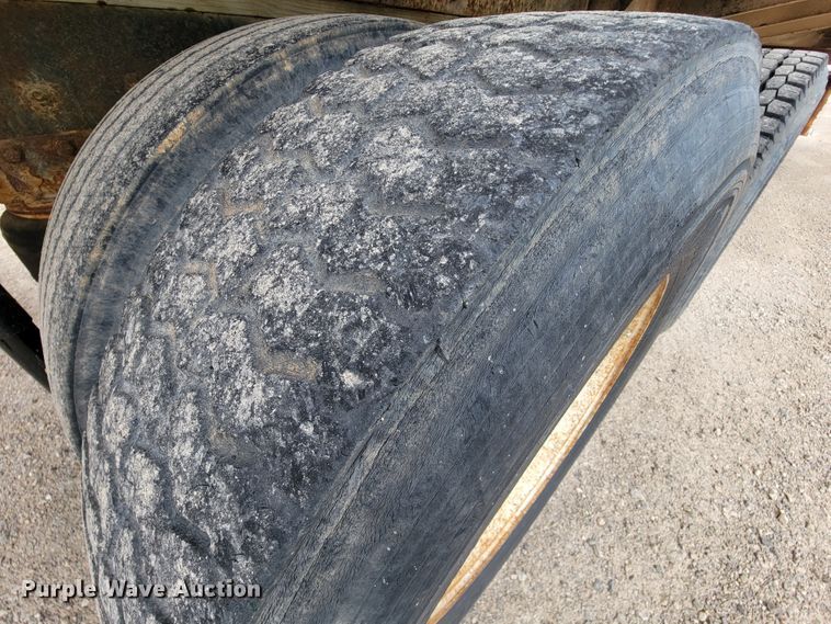 image for item KD9492 1994 International 9400  fertilizer delivery truck