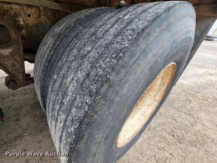 image for item KD9492 1994 International 9400  fertilizer delivery truck