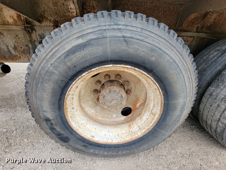 image for item KD9492 1994 International 9400  fertilizer delivery truck