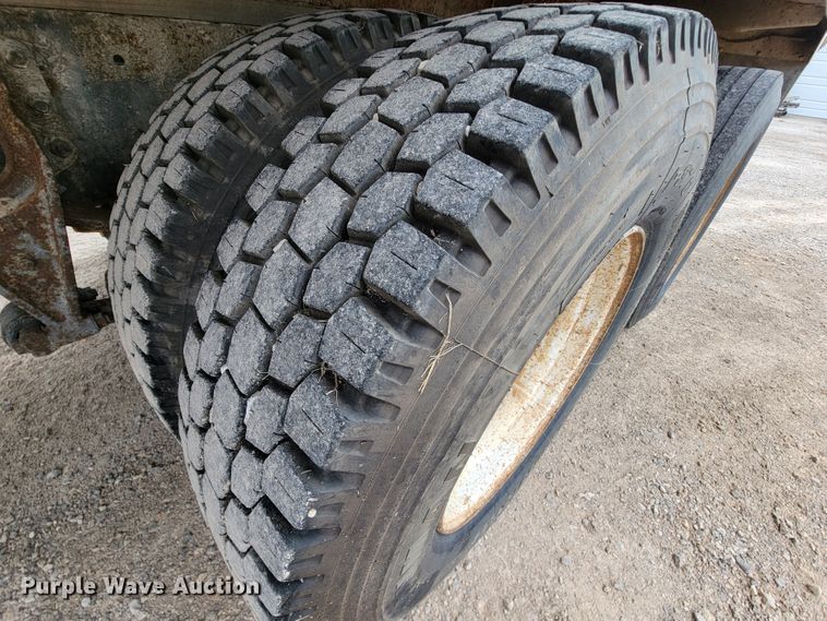 image for item KD9492 1994 International 9400  fertilizer delivery truck