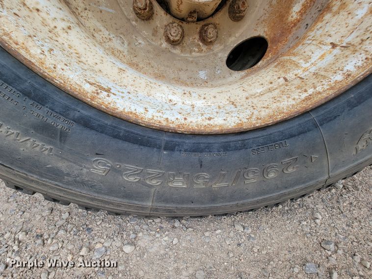 image for item KD9492 1994 International 9400  fertilizer delivery truck