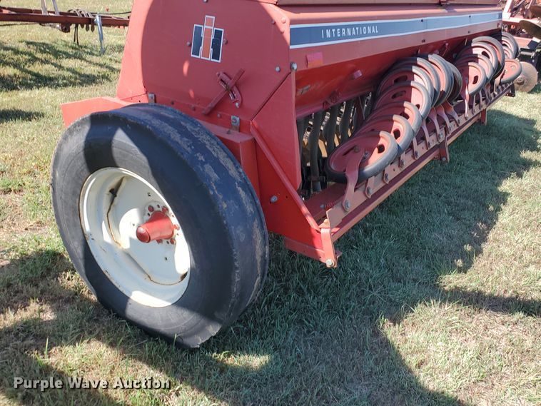 image for item KK9338 1980 International 5100  grain drill