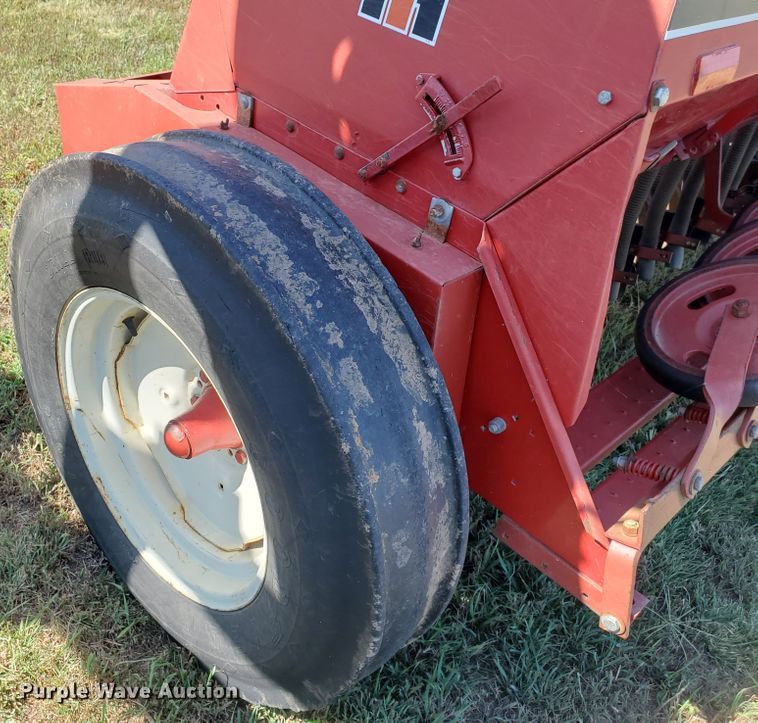 image for item KK9338 1980 International 5100  grain drill