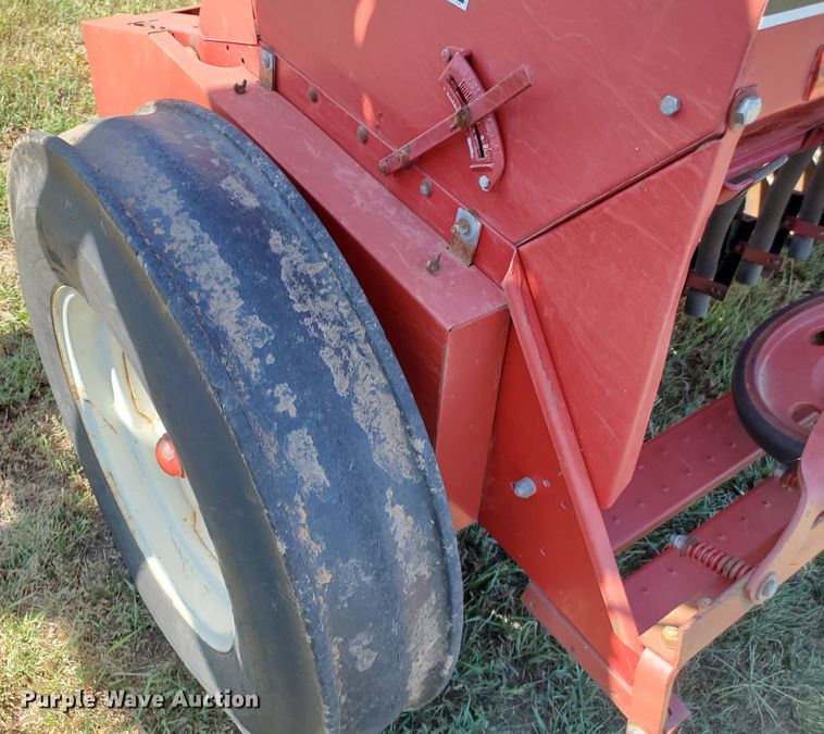 image for item KK9338 1980 International 5100  grain drill