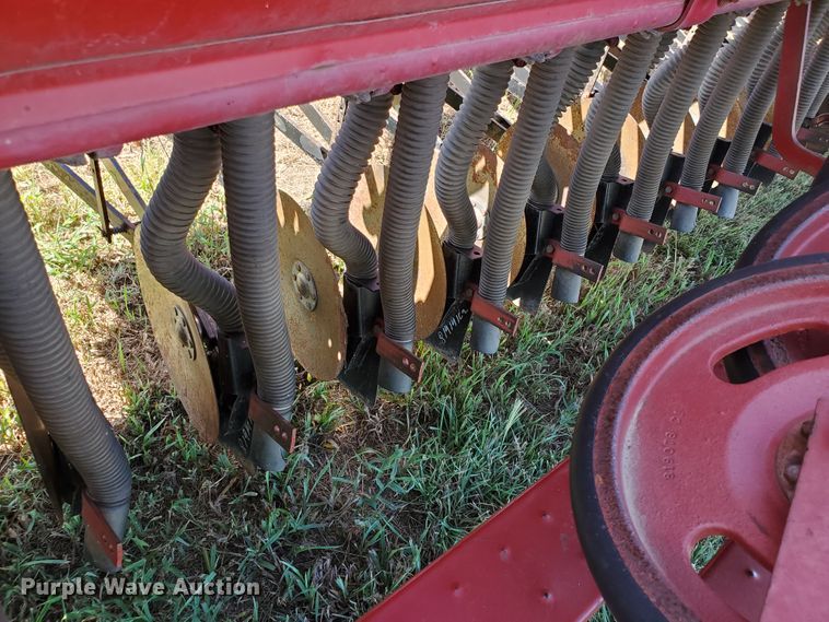 image for item KK9338 1980 International 5100  grain drill