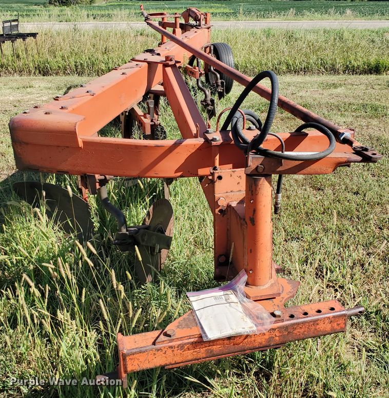 image for item KK9343 1975 Case  five bottom plow