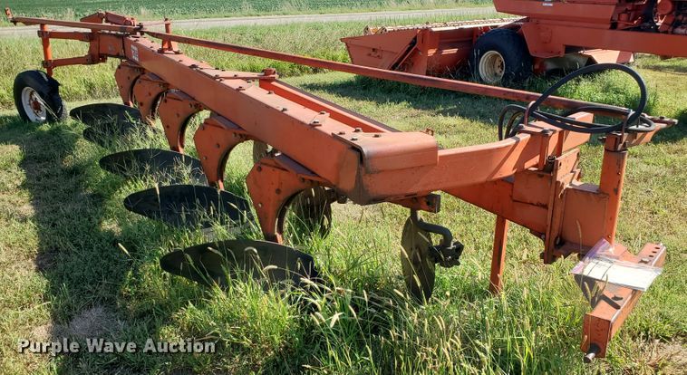image for item KK9343 1975 Case  five bottom plow
