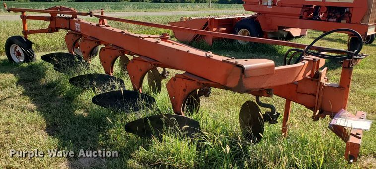image for item KK9343 1975 Case  five bottom plow