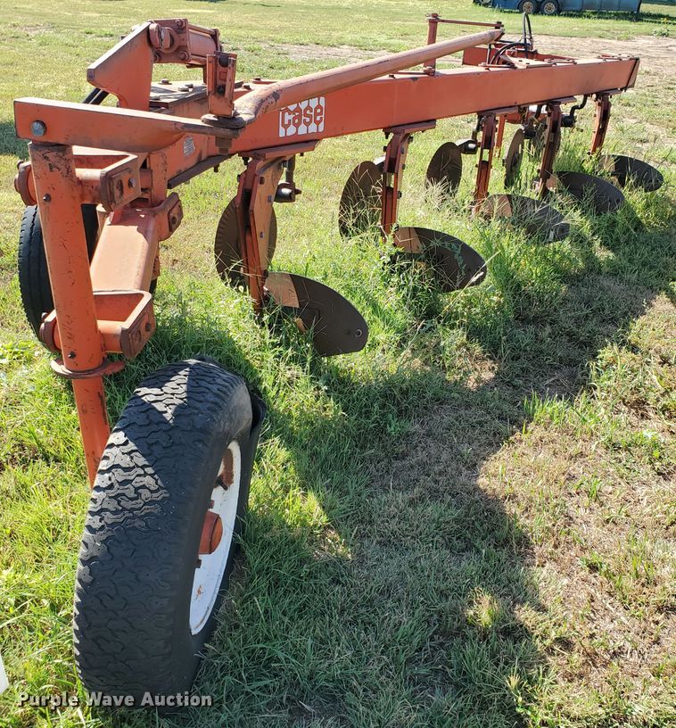 image for item KK9343 1975 Case  five bottom plow