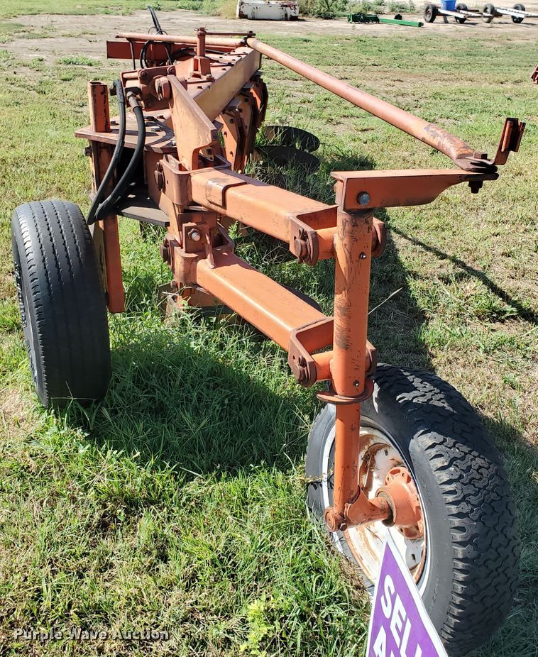 image for item KK9343 1975 Case  five bottom plow