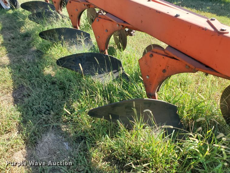 image for item KK9343 1975 Case  five bottom plow