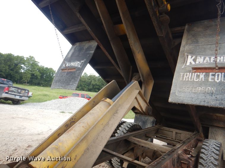 image for item KW9816 1972 Ford F700  grain truck