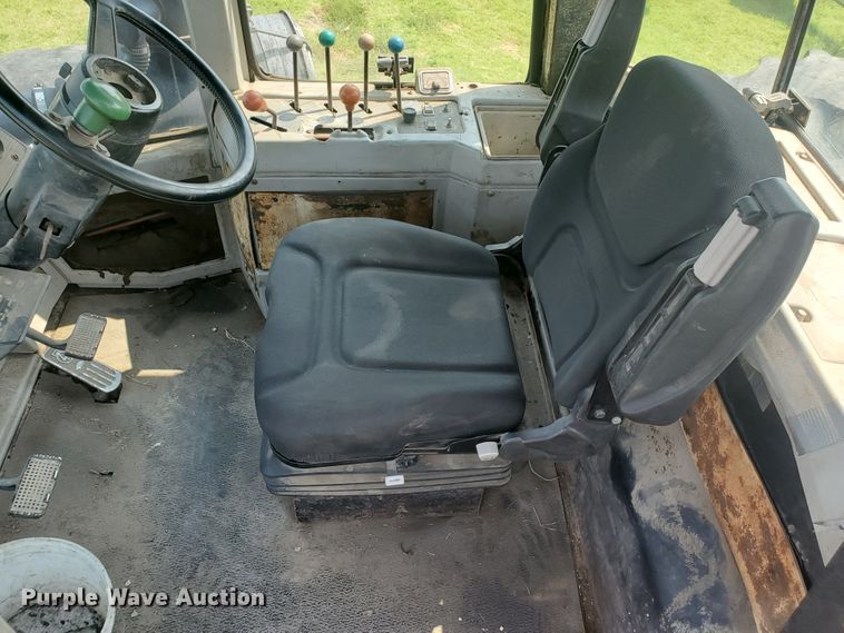 image for item KY9146 1985 Versatile 976  4WD tractor