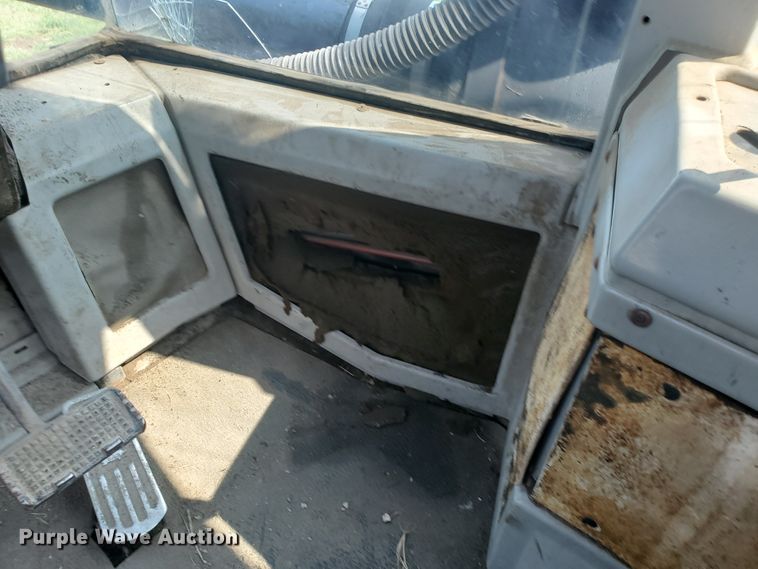 image for item KY9146 1985 Versatile 976  4WD tractor