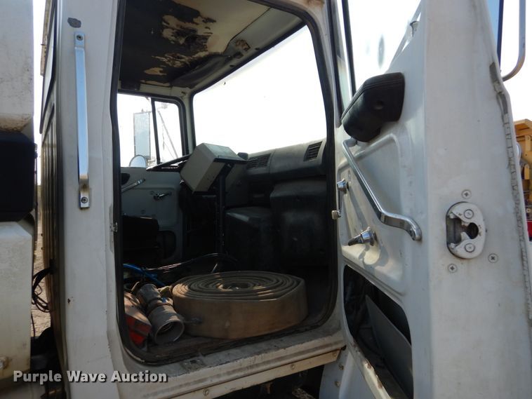 image for item DI1117 1994 Ford LN8000  water truck