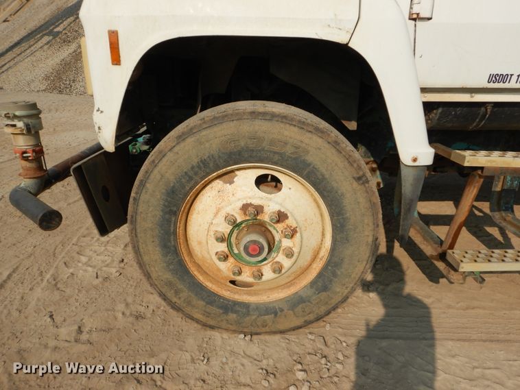 image for item DI1117 1994 Ford LN8000  water truck