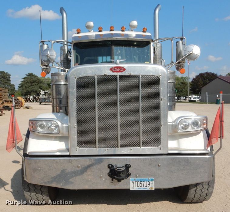 image for item DI1139 2018 Peterbilt 389  semi truck