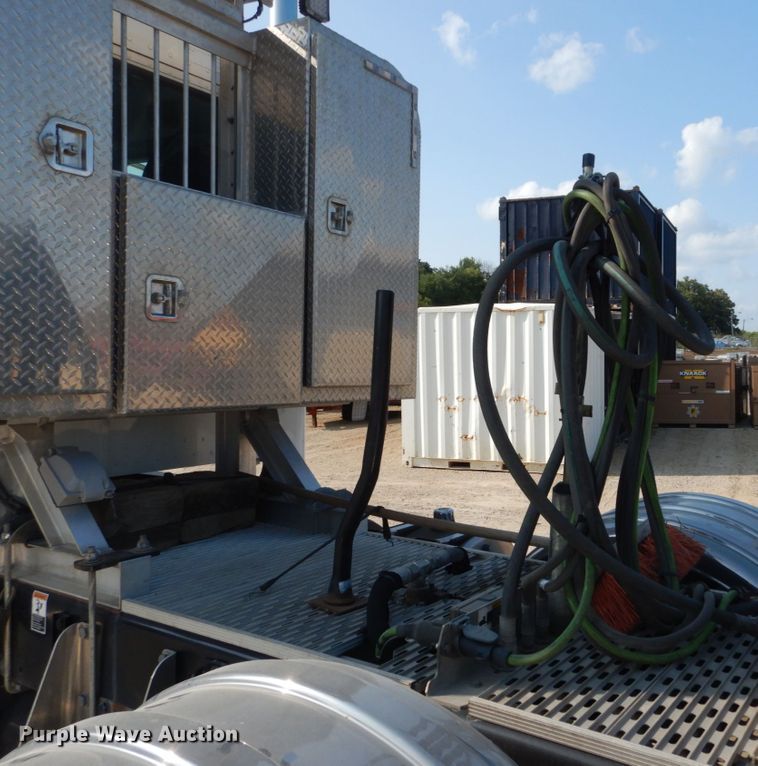 image for item DI1139 2018 Peterbilt 389  semi truck