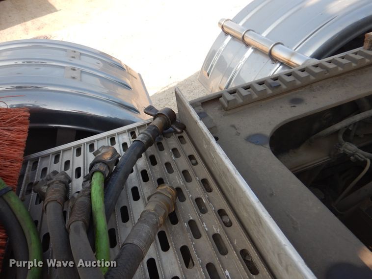 image for item DI1139 2018 Peterbilt 389  semi truck