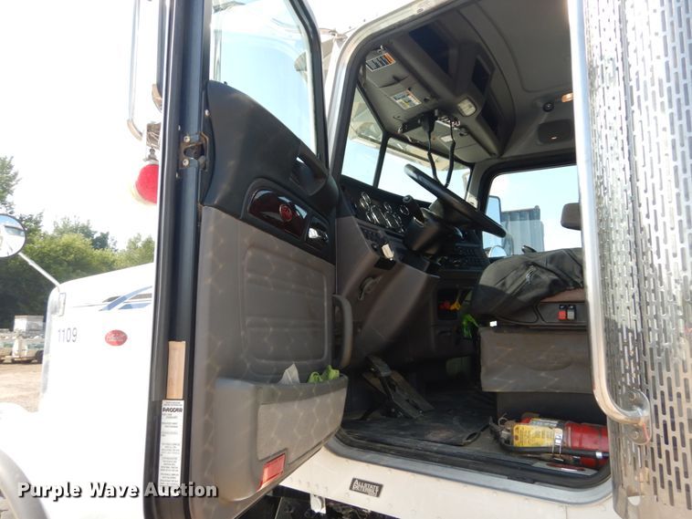 image for item DI1139 2018 Peterbilt 389  semi truck