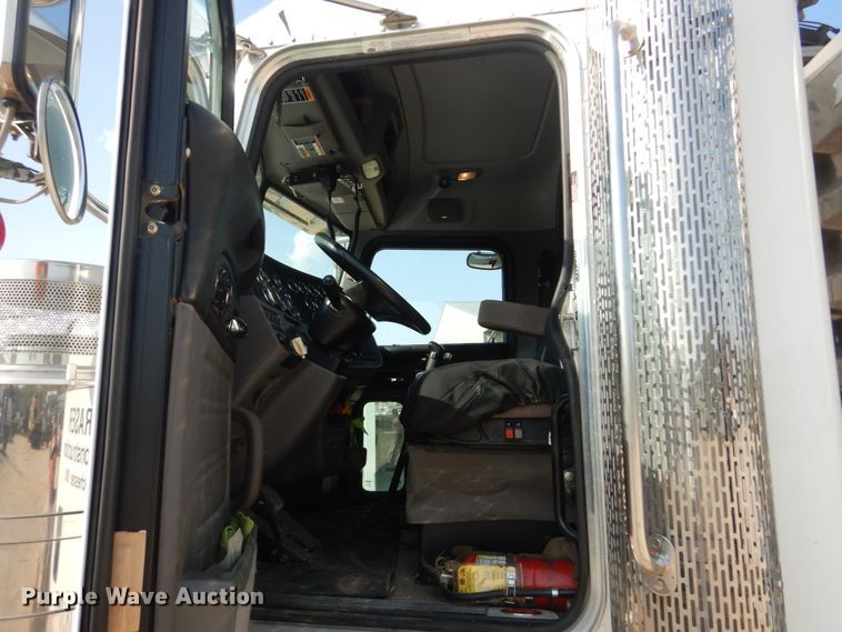 image for item DI1139 2018 Peterbilt 389  semi truck